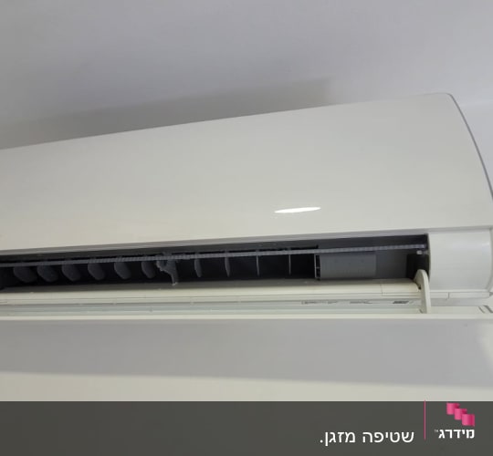 מזגן קיר לבן עם תריסים פתוחים
